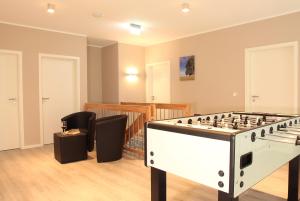un soggiorno con una grande scacchiera al centro di Villa Thormarcon am Plauer See für 18 Gäste, Sauna, Pool a Lenz