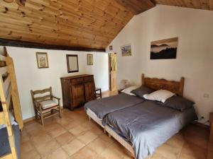 une chambre avec un lit et un plafond en bois dans l'établissement Chalet 11 pers, 5 ch, pied des pistes, balcon, parking, Wi-Fi, cheminée, Serre Chevalier - FR-1-762-27, à Saint-Chaffrey