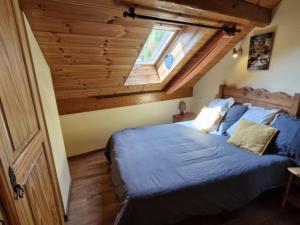 une chambre avec un lit avec un plafond en bois dans l'établissement Chalet 11 pers, 5 ch, pied des pistes, balcon, parking, Wi-Fi, cheminée, Serre Chevalier - FR-1-762-27, à Saint-Chaffrey 3 autres photos