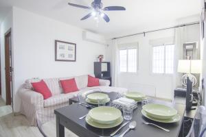una sala de estar con una mesa y un sofá en RentalSevilla Doctor Barraquer, en Sevilla 24 fotos más