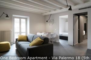 salon z kanapą i sypialnią w obiekcie Brera Apartments w Mediolanie