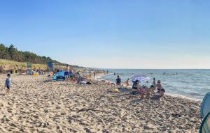 grupa ludzi siedząca na plaży w obiekcie Nice Apartment In Bobolin With Wifi w mieście Bobolin +7 zdjęć