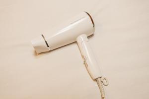 a white hair dryer sitting on a white table at 鵜の木民宿101号室鵜の木駅から徒歩4分とても便利の場所 in Tokyo