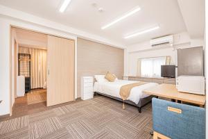 a hotel room with a bed and a desk at 鵜の木民宿101号室鵜の木駅から徒歩4分とても便利の場所 in Tokyo