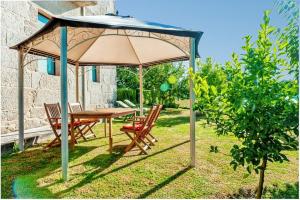 Vonkajšia záhrada v ubytovaní Spacious House with Pool in Carballedo