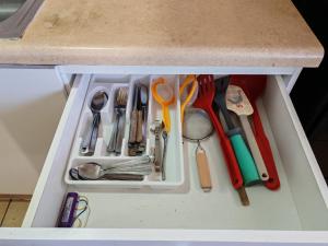 un tiroir rempli d'ustensiles assis sous un comptoir dans l'établissement Departamento Centro de Temuco, à Temuco