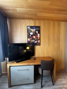 TV a/nebo společenská místnost v ubytování Résidence LA POUDREUSE - Hyper centre - Apt 3 Pièces 75 M2 - by MONTBLANC LODGE