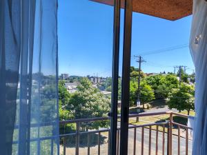 - une vue depuis la fenêtre d'une chambre dans l'établissement Departamento Centro de Temuco, à Temuco 4 autres photos