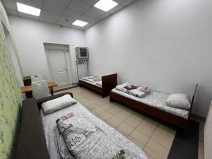 Postel nebo postele na pokoji v ubytování Старий Дворик,кімнати біля жд вокзалу
