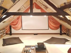 a room with a projection screen in the ceiling at Maison confortable à Saint-Georges-sur-Baulche avec terrasse et jardin in Saint-Georges-sur-Baulche +5 photos
