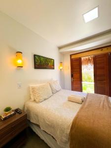 a bedroom with a bed with two pillows on it at Suite com AR e Wi-FI na Fullhausi Fortim in Fortim