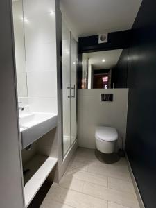 Koupelna v ubytování Résidence LA POUDREUSE - Hyper centre - Apt 3 Pièces 75 M2 - by MONTBLANC LODGE