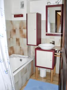 łazienka z umywalką, toaletą i wanną w obiekcie Maison accueillante à Calcatoggio avec jardin clôturé. w mieście Calcatoggio