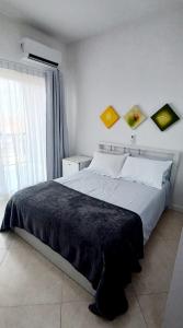 una camera da letto con un letto grande e una finestra di Casa da Lagoa a Balneário Barra do Sul