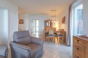 a living room with a chair and a table at Gartendeck 501 in Rechlin
