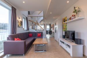 a living room with a couch and a tv at Kapitänsdeck 534 in Rechlin