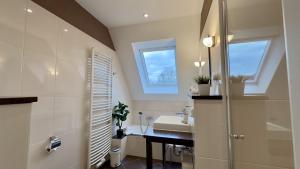 Koupelna v ubytování FeWo Harlebriese - Carolinensiel + 41 fotografií