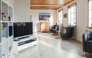 TV a/nebo společenská místnost v ubytování Lovely Home In Nexø With Wifi