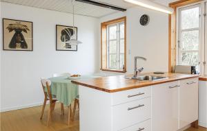 Kuchyň nebo kuchyňský kout v ubytování Lovely Home In Nexø With Wifi