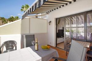 Un comedor con una mesa y sillas blancas. en Paradise Sea, en Mogán