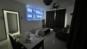 TV a/nebo společenská místnost v ubytování cozy space cinema suite at Trio By Setia