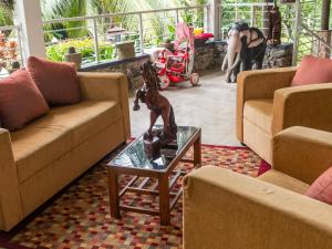 a living room with a statue of a horse on a table at Sisiliyana Stone Resort in Gonapola