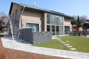 una casa con una scala davanti di Bergtraum Braunlage im Harz, 17 Gäste, Sauna, Hottub-Pool a Braunlage