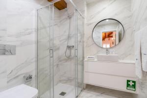 Ένα μπάνιο στο HostWise - Stylish Retreat in Porto's Heart