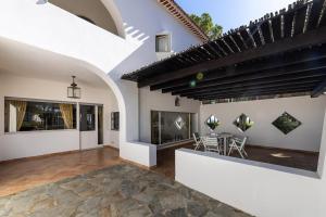 sala de estar de planta abierta con mesa y sillas en Villa Grace Home Holiday 50 mt from the sea, en Fort Village