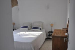 Ένα ή περισσότερα κρεβάτια σε δωμάτιο στο Villa climatisée, vue mer et colline avec piscine +20 φωτογραφίες
