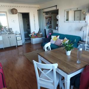 Η κουζίνα ή μικρή κουζίνα στο Chambre chez l'habitante avec salle de bain et cuisine communes - Présence d'un chat