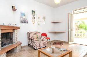 A seating area at Cozy House, Santa Maria del Focallo, Fireplace