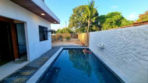 Casa de Praia com Piscina em Maceió - Ipioca - Sauaçuhy内部或周边的泳池