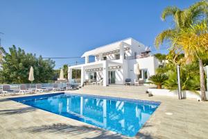 テウラーダにあるVilla Dakar - 5 Star luxury - 8 guestsのヴィラ(家の前にスイミングプール付)