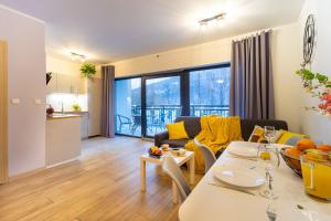 un salon avec un canapé et une table dans l'établissement Beskid Apartment 4 z widokiem na góry, Sauna, Jacuzzi, à Szczyrk