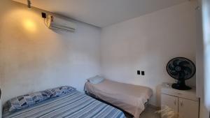 马塞约Casa de Praia com Piscina em Maceió - Ipioca - Sauaçuhy的一间带一张床和风扇的小卧室