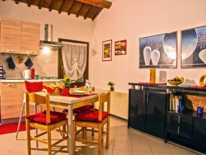 una cucina con un tavolo e sedie in una stanza di The History Apartment a Montagnana