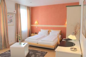 
Ein Bett oder Betten in einem Zimmer der Unterkunft Hotel Heidelberger Hof
