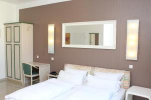
Ein Bett oder Betten in einem Zimmer der Unterkunft Hotel Heidelberger Hof
