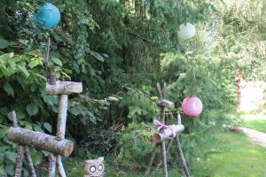 ogród z dekoracjami w trawie w obiekcie Cabane dans un jardin arboré w mieście LʼAbsie