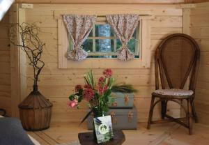 Część wypoczynkowa w obiekcie Cabane dans un jardin arboré