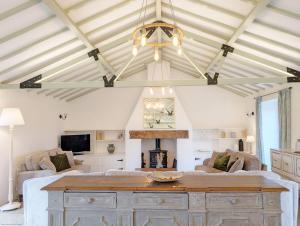 TV a/nebo společenská místnost v ubytování Shires Barn Farmhouse - Westbourne