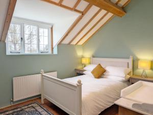 Postel nebo postele na pokoji v ubytování Shires Barn Farmhouse - Westbourne