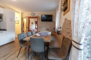 a dining room with a wooden table and chairs at Appartamenti Elena & Milva in Livigno