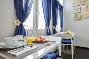 ein Esszimmer mit einem Tisch mit einem Teller Essen in der Unterkunft Silk Lisbon in Lissabon