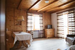 Televízia a/alebo spoločenská miestnosť v ubytovaní Agritur Rizzi di Inama Ugo