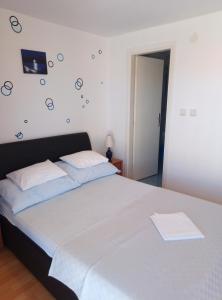 Posteľ alebo postele v izbe v ubytovaní Apartment in Privlaka with sea view, terrace, air conditioning, WiFi 3591-2