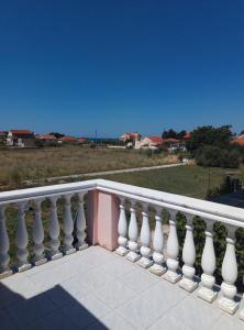 Balkón alebo terasa v ubytovaní Apartment in Privlaka with sea view, terrace, air conditioning, WiFi 3591-2