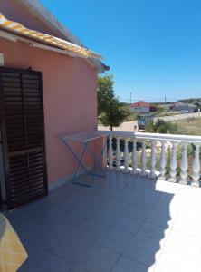Balkón alebo terasa v ubytovaní Apartment in Privlaka with sea view, terrace, air conditioning, WiFi 3591-2