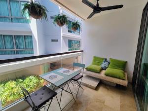 邦涛海滩The Regent Bangtao Spacious and comfortable studio at Bang Tao area的一个带桌椅的阳台